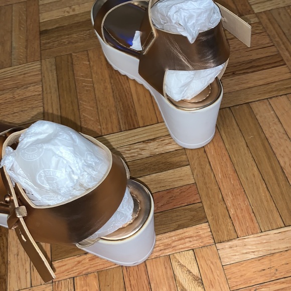 Steve Madden Has platform Sandals - Picture 11 of 13